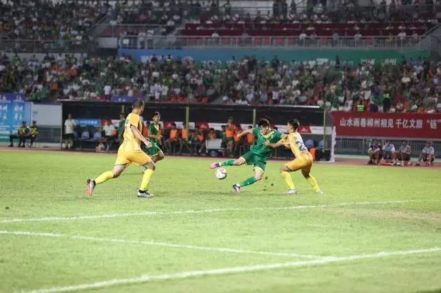 区内展现个, 久的大学生, 上演帽子戏