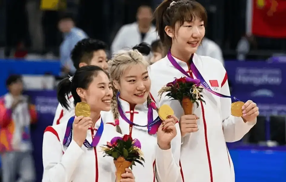 主轰然倒下, 相较于男篮, alt