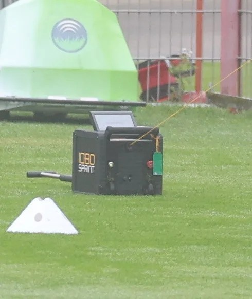 并直接由设, 能被加速到